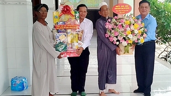 Ban Tuyên giáo và Dân vận Tỉnh ủy chúc Tết Roya Haji đồng bào dân tộc Chăm huyện An Phú