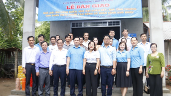 Giồng Trôm bàn giao 7 căn nhà thuộc Chương trình xóa nhà tạm, nhà dột nát