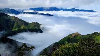 Địa điểm ‘trốn nóng’ xanh mướt, ngắm mây vờn thung lũng, cách Hà Nội 250km
