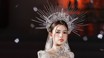 Tiểu Vy, Kiều Duy hóa thành nữ thần trong thiết kế của Phạm Đăng Anh Thư