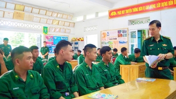 Kiểm tra công tác huấn luyện quân nhân dự bị và tiến độ xóa nhà tạm, nhà dột nát