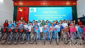Trao tặng 14 xe đạp cho học sinh nghèo vượt khó