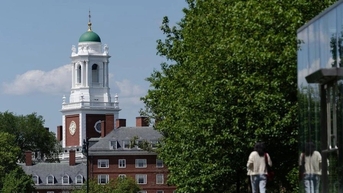 Tổng thống Mỹ Donald Trump ký sắc lệnh hạn chế visa du học Harvard
