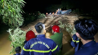 Xuyên đêm cứu hộ 4 người dân mắc kẹt trong dòng nước lũ