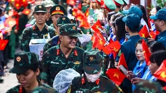 Chiến sĩ từ TPHCM lên tàu hành quân ra Bắc tập diễu binh Quốc khánh 2/9