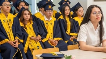 Chiếc ghế trống trong ngày nhận bằng tốt nghiệp khiến người có mặt bật khóc