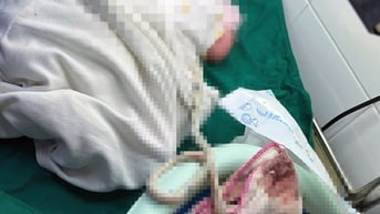 Sản phụ ở Đồng Nai sinh con 'thuận tự nhiên', không cắt dây rốn, ngâm bánh nhau trong thau muối hột