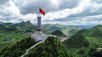 Cột cờ Lũng Cú dừng đón khách tham quan
