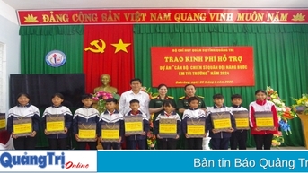 Trao kinh phí hỗ trợ học sinh miền núi