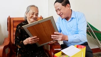 Chủ tịch UBND tỉnh Phạm Anh Tuấn thăm, chúc thọ người cao tuổi