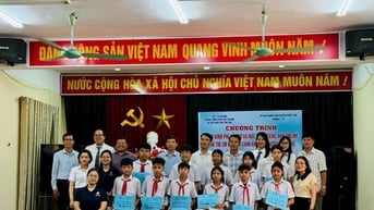 Trao học bổng, tặng quà cho trẻ em có hoàn cảnh khó khăn huyện Phúc Thọ và Quốc Oai