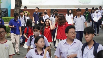 Phụ huynh kéo vali, thuê khách sạn cùng con đi thi lớp 10
