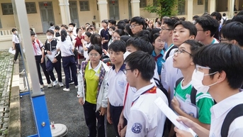 Thí sinh làm thủ tục dự thi lớp 10, đón xem giải đề thi