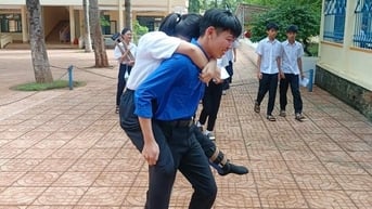 Ấm áp hình ảnh tình nguyện viên hỗ trợ thí sinh khó khăn về vận động dự thi