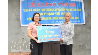  Trao tặng "Mái ấm tình thương" cho phụ nữ nghèo xã Hòa Bình