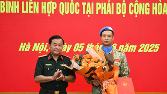Trao quyết định của Chủ tịch nước cho sĩ quan làm nhiệm vụ gìn giữ hòa bình