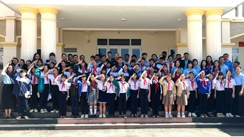 Khi thiếu nhi rèn mình trong màu áo lính