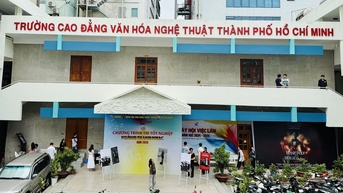 Thuê nhà hát thi tốt nghiệp hơn 100 triệu đồng, sinh viên té ngửa vì trường không đồng ý