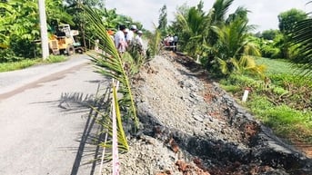 Bí thư Huyện ủy Cần Giuộc kiểm tra tuyến đường kênh xáng A bị sạt lở