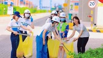 Vina Logistics làm sạch cảng,hưởng ứng Ngày môi trường