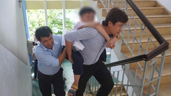 Xúc động hình ảnh thí sinh đi thi lớp 10 được cõng vào lớp