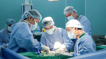 Một tháng cứu người phụ nữ ở TPHCM bị xe tải cán nguy kịch