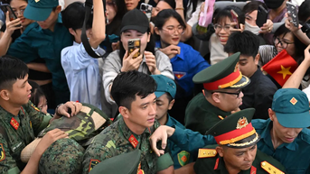 Các bạn trẻ ở Hà Nội nồng nhiệt chào đón các chiến sĩ về luyện tập diễu binh, diễu hành