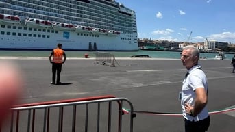 Gió mạnh, hành khách trên tàu bị thổi bay xuống biển ở Ý