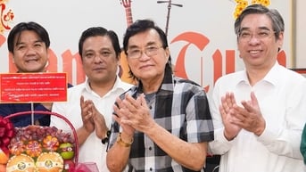 NSND Thanh Tuấn hát cải lương khi đón đoàn lãnh đạo TP.HCM đến thăm