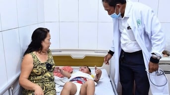 Bé trai 2 tuổi bị xương cá đâm thủng ruột
