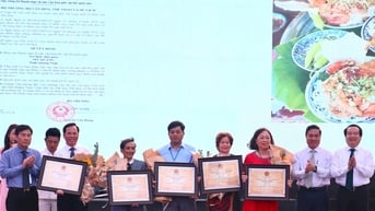 Đón nhận quyết định công nhận di sản văn hóa phi vật thể cho Mỳ Quảng