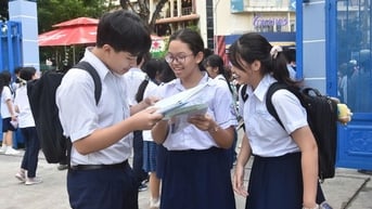 Kết thúc môn thi ngoại ngữ lớp 10: Có thí sinh vui, có sĩ tử buồn
