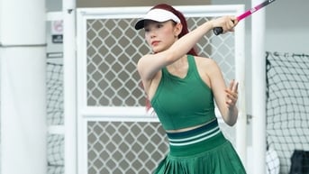 Minh Hằng "siêu hút" trên sân pickleball