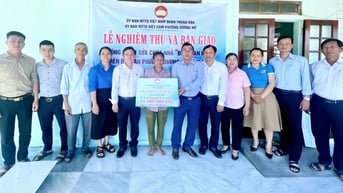 Bàn giao "Nhà Đại đoàn kết" và "Mái ấm Công đoàn"