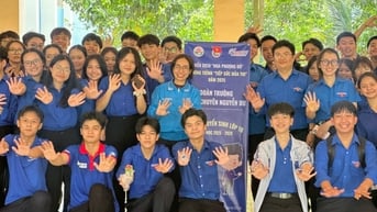 Thăm, tặng quà đội hình tình nguyện “Tiếp sức mùa thi”