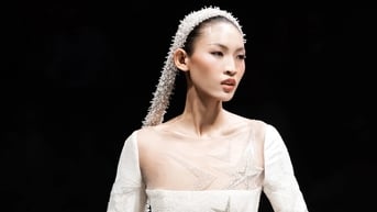 Quán quân Tú Anh được nhà mốt Pháp "chọn mặt gửi vàng"