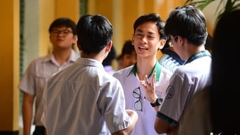 Phụ huynh TPHCM thơm má, đập tay truyền động lực cho con thi lớp 10