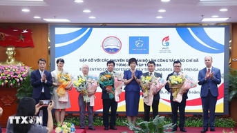 Hội Nhà báo Cuba tặng huy chương Felix Elmusa cho 5 nhà báo Việt Nam
