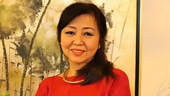 Nghệ sĩ Hương Thanh rơi nước mắt vì món quà của chị gái Hương Lan