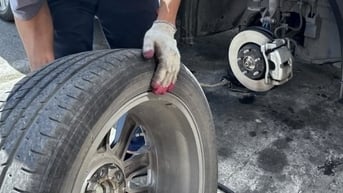 Dấu hiệu bất thường cảnh báo cần thay ngay lốp xe