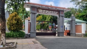 Bình Phước: Giáo viên thu tiền học sinh và phụ huynh để... tránh bị xét hạnh kiểm