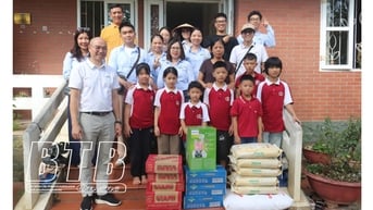 Trao quà cho Làng trẻ em SOS