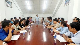 Bí thư Huyện ủy Tri Tôn làm việc với Trung tâm Văn hóa - Thể thao - Du lịch và Truyền thanh về sắp xếp bộ máy