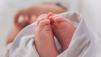 Một sản phụ khăng khăng sinh con 'thuận tự nhiên,' lấy muối ướp bánh nhau