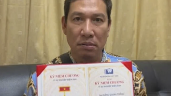 NSƯT Quang Thắng khiến dân mạng cười ngất vì biểu cảm 'hình sự' khi nhận giải
