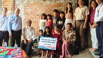 Món quà đặc biệt tặng ông ngoại già nuôi 7 cháu nhỏ, 4 bé phải mổ mắt