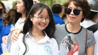 Thí sinh Hà Nội làm bài thi ngoại ngữ: Cập nhật giải đề, chờ mưa điểm 10