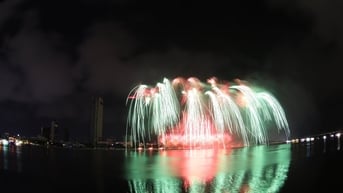 Đêm thi thứ 2 DIFF 2025: Việt Nam - Ba Lan khiêu vũ cùng pháo hoa