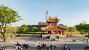 Thành phố Huế: Rộn ràng chương trình tuần hành “Áo dài qua phố” năm 2025