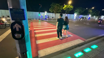 Đi bộ qua đường an toàn nhờ đèn cảnh báo